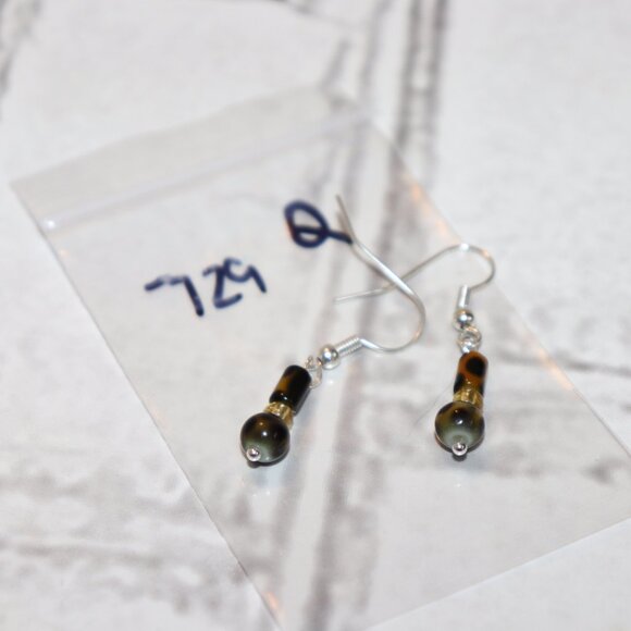Beautiful NWOT Silver, animal print and yellow dangle earrings 1.5" - Picture 5 of 6